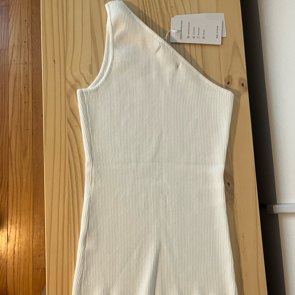 NWT - One-Shoulder Ribbed Top - Picture 4 of 6